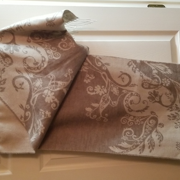 💕 WRAP/SCARF 💕 - Picture 3 of 3